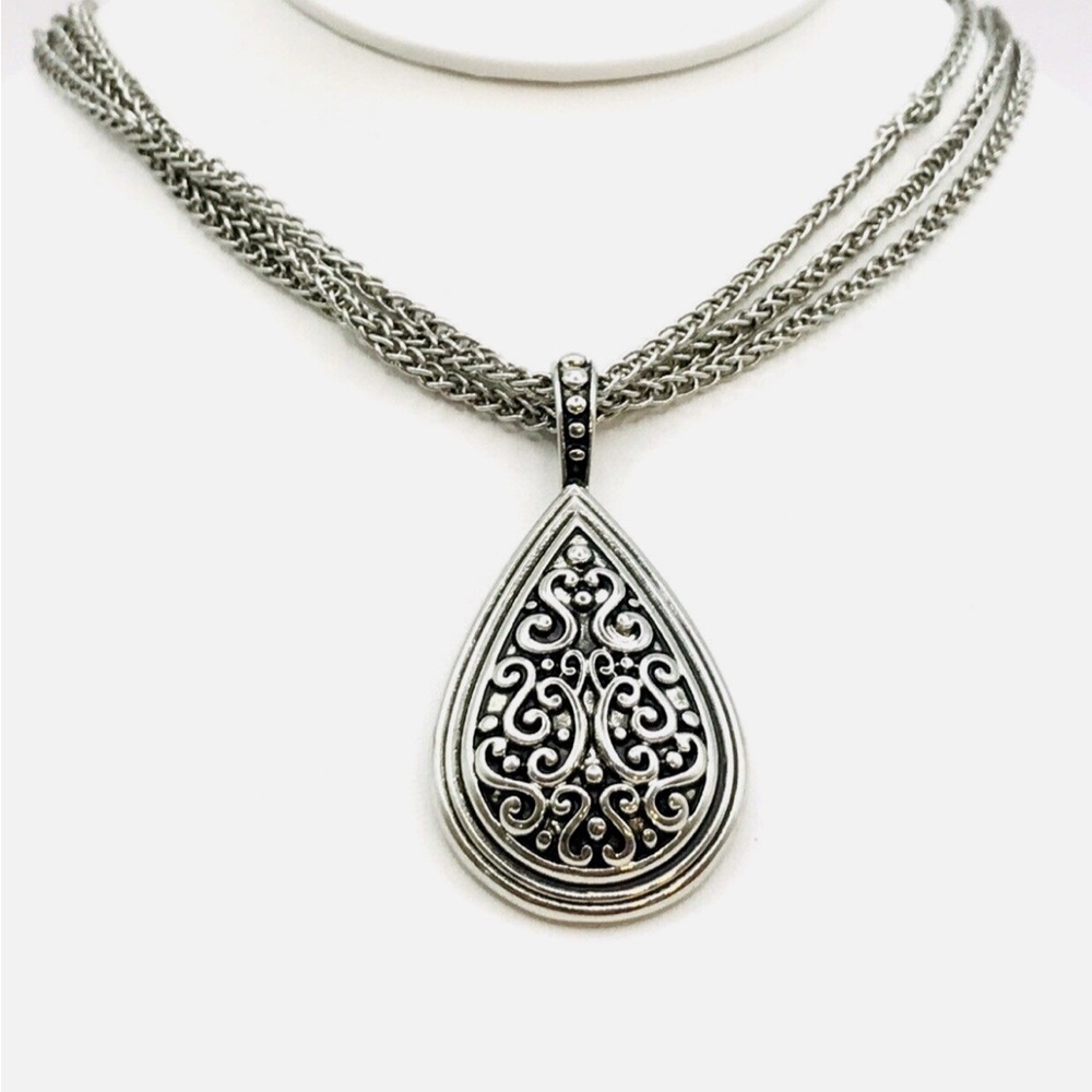 Lía Sophia 3 chain necklace with hanging pendant